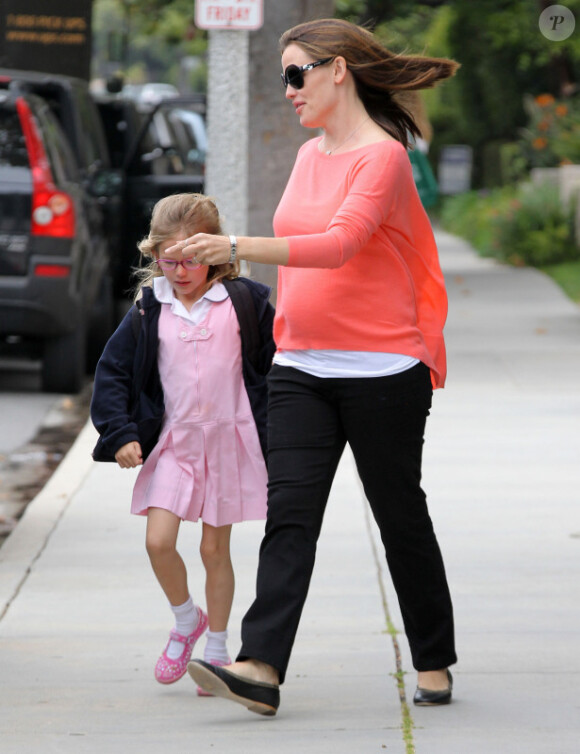 Jennifer Garner, qui vient d'accoucher, va chercher sa fille Violet à l'école, le 30 avril 2012 à Santa Monica