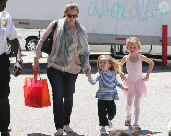 La jolie Jennifer Garner accompagne sa fille Violet à la danse, en compagnie de l'adorable Seraphina, le 28 avril 2012 à Santa Monica