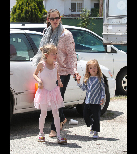 Jennifer Garner accompagne sa fille Violet à la danse, en compagnie de l'adorable Seraphina, le 28 avril 2012 à Santa Monica