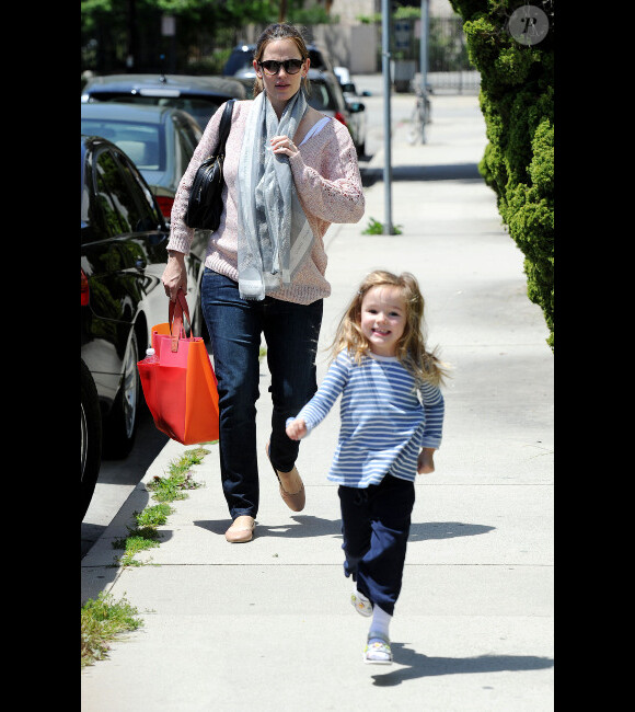 Jennifer Garner en compagnie de l'adorable Seraphina, toujours aussi souriante, le 28 avril 2012 à Santa Monica