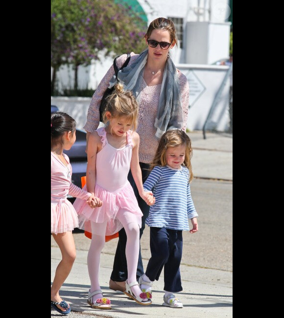 Jennifer Garner accompagne sa fille Violet en tutu à la danse, en compagnie de l'adorable Seraphina, le 28 avril 2012 à Santa Monica