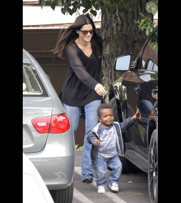 Sandra Bullock et son adorable fils Louis, à Los Angeles le 1er mai 2012 à Los Angeles.