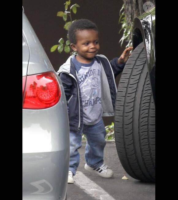 Sandra Bullock et son fils Louis, à Los Angeles le 1er mai 2012 (Los Angeles).