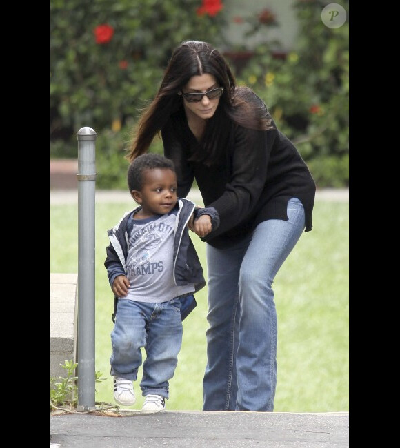 Sandra Bullock et son fils Louis, à Los Angeles le 1er mai 2012 à Los Angeles.