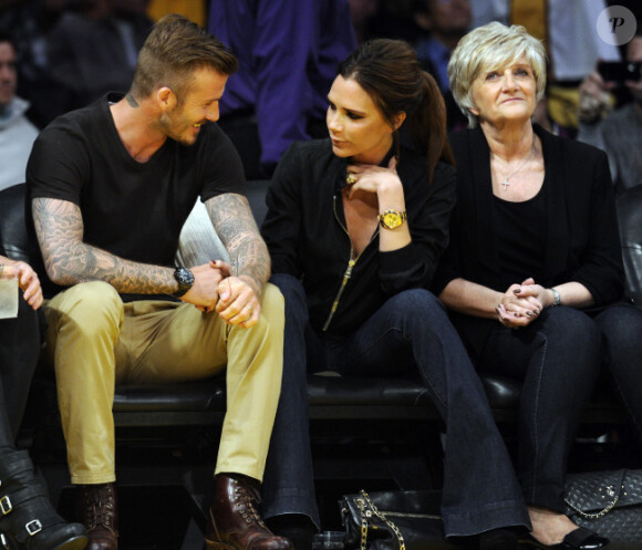 David et Victoria Beckham très amoureux au côté de la maman de David lors du match entre les Lakers et les Nuggets de Denver le 1er mai 2012 à Los Angeles