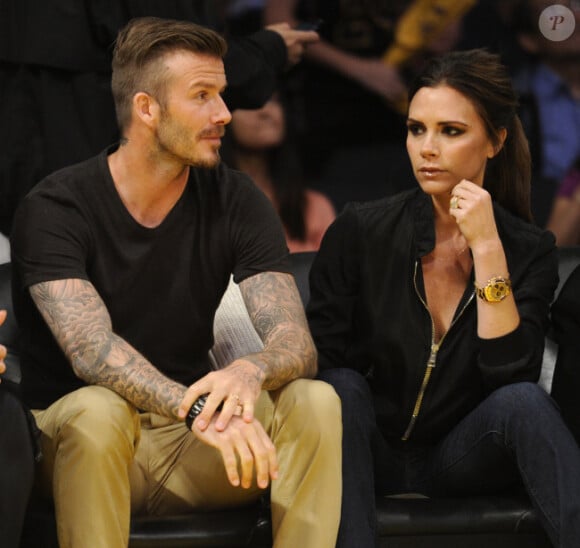 David et Victoria Beckham très amoureux lors du match entre les Lakers et les Nuggets de Denver le 1er mai 2012 à Los Angeles