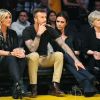 David et Victoria Beckham très amoureux aux côtés de la maman et de la soeur du premier lors du match entre les Lakers et les Nuggets de Denver le 1er mai 2012 à Los Angeles