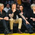 David et Victoria Beckham très amoureux aux côtés de la maman et de la soeur du premier lors du match entre les Lakers et les Nuggets de Denver le 1er mai 2012 à Los Angeles