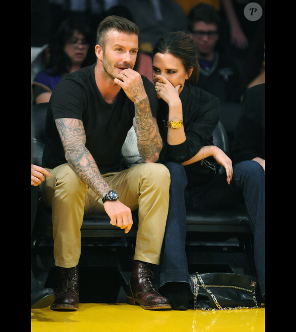 David et Victoria Beckham très amoureux lors du match entre les Lakers et les Nuggets de Denver le 1er mai 2012 à Los Angeles