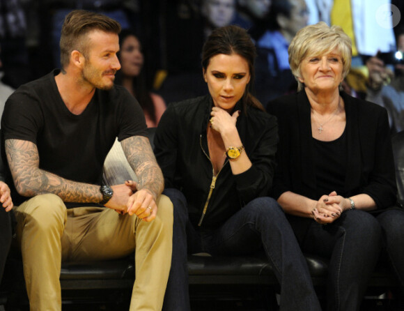 David et Victoria Beckham très amoureux au côté de la maman de David lors du match entre les Lakers et les Nuggets de Denver le 1er mai 2012 à Los Angeles