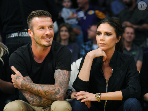 David et Victoria Beckham complices et amoureux lors du match entre les Lakers et les Nuggets de Denver le 1er mai 2012 à Los Angeles
