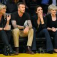 David et Victoria Beckham aux côtés de la soeur et de la mère de David lors du match entre les Lakers et les Nuggets de Denver le 1er mai 2012 à Los Angeles