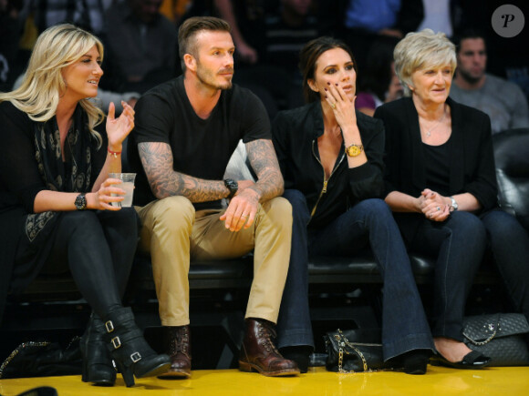 David et Victoria Beckham aux côtés de la soeur et de la mère de David lors du match entre les Lakers et les Nuggets de Denver le 1er mai 2012 à Los Angeles