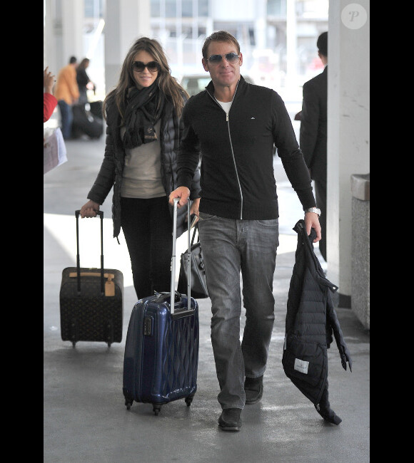 Elizabeth Hurley, ravissante, et son fiancé Shane Warne à New York, le 1er mai 2012