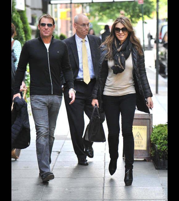 Elizabeth Hurley et son fiancé Shane Warne à New York, le 1er mai 2012