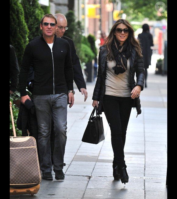 Elizabeth Hurley et son fiancé Shane Warne dans les rues de New York, le 1er mai 2012