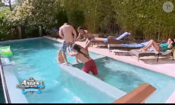 Geoffrey finit tout nu dans la piscine dans Les Anges de la télé-réalité 4 le mercredi 2 mai 2012 sur NRJ 12