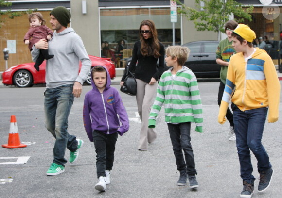 David et Victoria Beckham avec leurs enfants Brooklyn, Romeo, Cruz et Harper le 17 mars 2012 à Santa Monica
