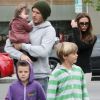 David et Victoria Beckham avec leurs enfants Romeo, Cruz et Harper le 17 mars 2012 à Santa Monica
