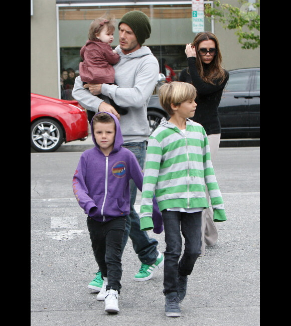 David et Victoria Beckham avec leurs enfants Romeo, Cruz et Harper le 17 mars 2012 à Santa Monica