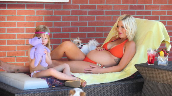 Tori Spelling : Son adorable fillette prend la pose au côté de sa maman enceinte