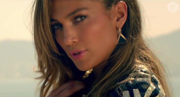 Jennifer Lopez se déhanche dans le clip de Follow The Leader, sur lequel elle chante en featuring avec Wisin y Yandel.