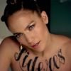 Jennifer Lopez, tatouée d'un Lideres à la poitrine, se dévoile très joueuse dans le clip de Follow The Leader.