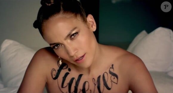 Jennifer Lopez, tatouée d'un Lideres à la poitrine, se dévoile très joueuse dans le clip de Follow The Leader.