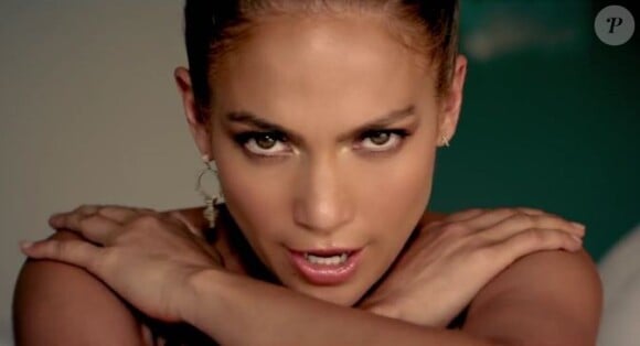 Jennifer Lopez très sexy dans le clip de Follow The Leader.