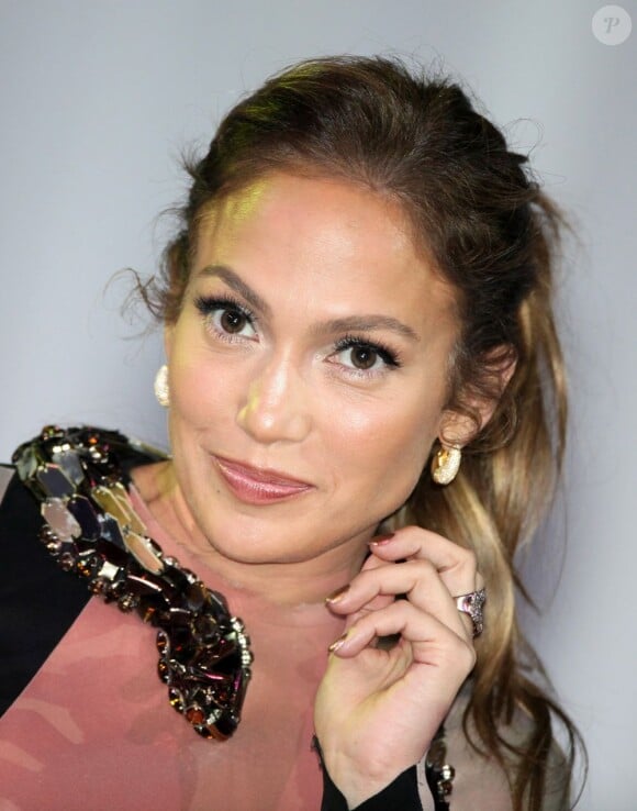 Jennifer Lopez en conférence de presse à Los Angeles, le 30 avril 2012.