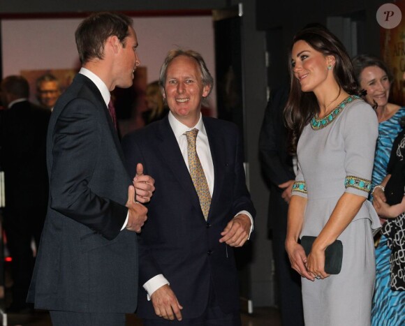 William et Kate à la première de Félins, le 25 avril 2012 à Londres.
Fin avril 2012, pour leur premier anniversaire de mariage, le prince William et Kate Middleton ont fêté... le mariage d'un couple d'amis, dans le Suffolk, les 28 et 29 avril.