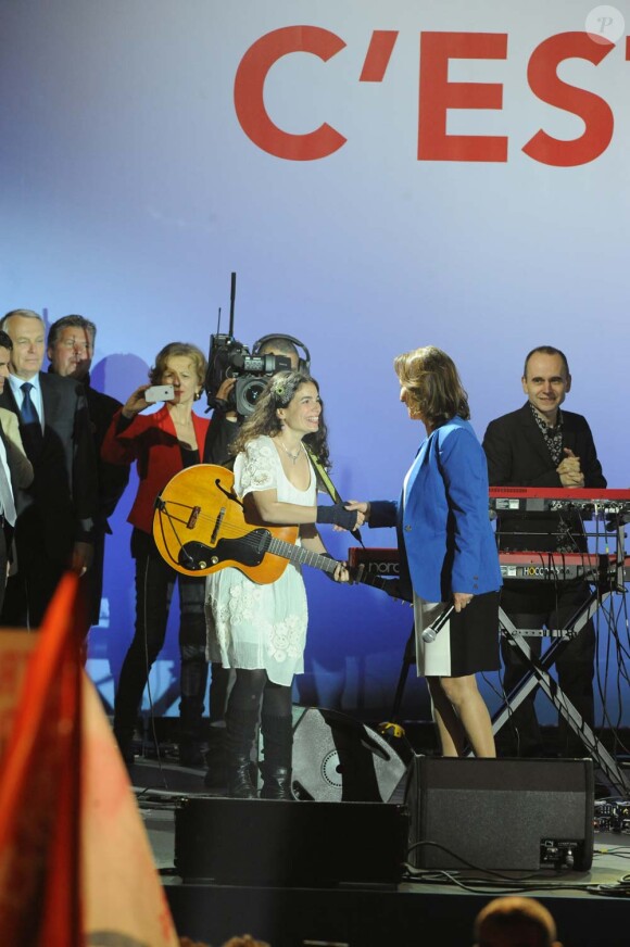Yael Naim saluée par Ségolène Royal, place de la Bastille pour la victoire de François Hollande, le 6 mai 2012.