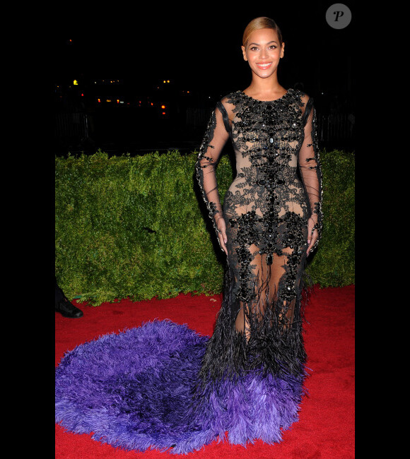 Beyoncé, très souriante, lors de la soirée du Costume Institut Gala, à New York le 7 mai 2012 au Musée Metropolitan