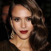 Scarlett Johansson, Jessica Alba... Qui est la plus belle, décolletée et sexy ?