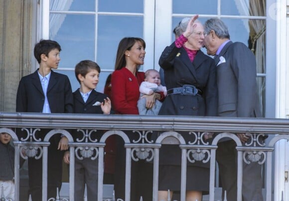 Lors des célébrations du 72e anniversaire de la reine Margrethe II de Danemark, le 16 avril 2012 à Copenhague, le prince Henrik, fils du prince Joachim et de la princesse Marie, se cachait...