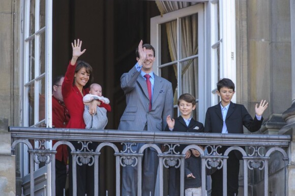Lors des célébrations du 72e anniversaire de la reine Margrethe II de Danemark, le 16 avril 2012 à Copenhague, le prince Henrik, fils du prince Joachim et de la princesse Marie, se cachait...