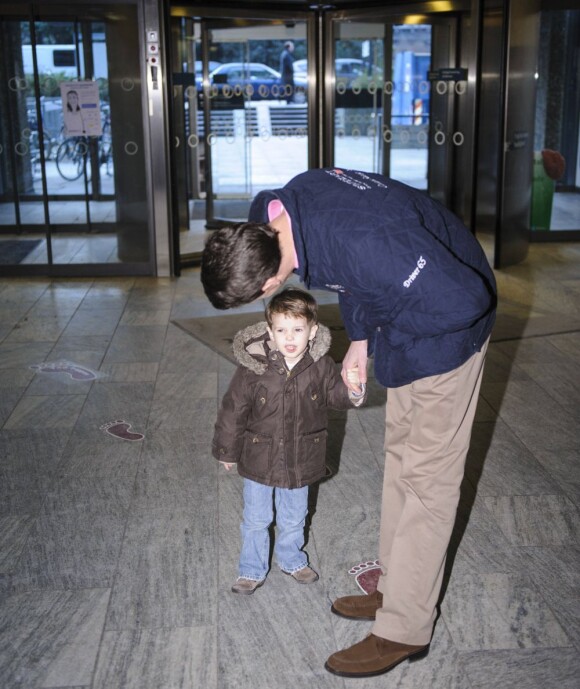 Le prince Joachim avec son fils le prince Henrik juste après la naissance de son deuxième enfant avec la princesse Marie, le 24 janvier 2012.