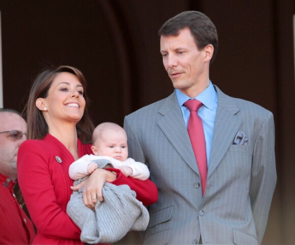 Le prince Joachim et la princesse Marie de Danemark ont présenté leur bébé lors des célébrations du 72e anniversaire de la reine Margrethe II de Danemark, le 16 avril 2012 à Copenhague.