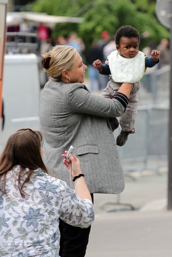 Jackson Theron, le fils de Charlize Theron, en compagnie de Gerda la mère de l'actrice, une nounou et un garde du corps, à Paris le 9 mai 2012