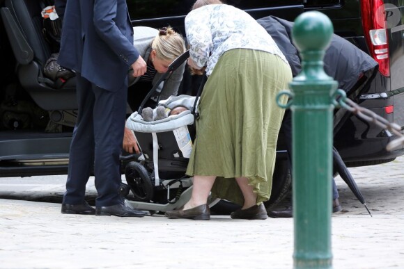 Bien entouré, Jackson Theron, le fils de Charlize Theron, en compagnie de Gerda la mère de l'actrice, une nounou et un garde du corps, à Paris le 9 mai 2012
