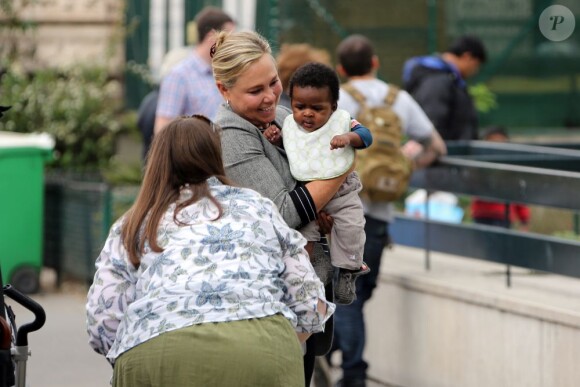 Très sérieux, Jackson Theron, le fils de Charlize Theron, en compagnie de Gerda la mère de l'actrice, une nounou et un garde du corps, à Paris le 9 mai 2012