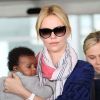 Charlize Theron et son fils Jackson arrivent à l'aéroport de Paris le 8 mai 2012