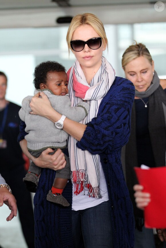 Charlize Theron et son fils Jackson arrivent à l'aéroport de Paris le 8 mai 2012