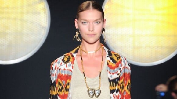 Comment porter le pantalon imprimé en ville ?