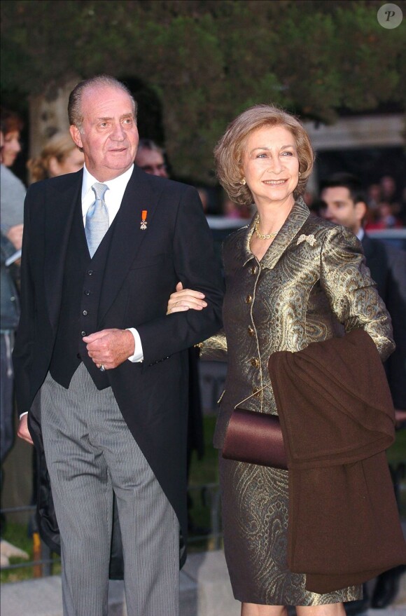 Le roi Juan Carlos Ier et la reine Sofia d'Espagne, ici au mariage de Fernando Acebo et Monica Luque en 2004, ne prévoient aucune célébration officielle de leurs noces d'or le 14 mai 2012.
