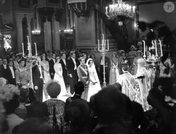 Le prince Juan Carlos d'Espagne et la princesse Sophia de Grèce et de Danemark lors de leur mariage à Athènes le 14 mai 1962.
Le roi Juan Carlos Ier et la reine Sofia d'Espagne ne prévoient aucune célébration officielle de leurs noces d'or le 14 mai 2012.