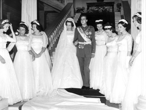 Le prince Juan Carlos d'Espagne et la princesse Sophia de Grèce et de Danemark lors de leur mariage à Athènes le 14 mai 1962.
Le roi Juan Carlos Ier et la reine Sofia d'Espagne ne prévoient aucune célébration officielle de leurs noces d'or le 14 mai 2012.