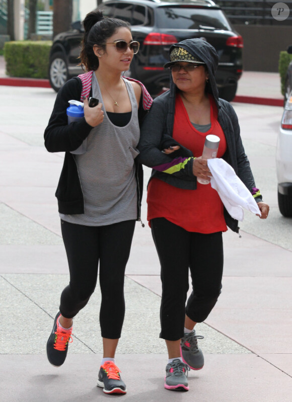 Vanessa Hudgens se rend dans une salle de gym à Studio City avec sa maman, le jeudi 10 mai 2012.