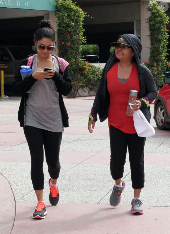 Vanessa Hudgens se rend dans une salle de gym à Studio City avec sa maman, le jeudi 10 mai 2012.