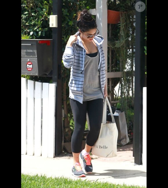 Vanessa Hudgens s'apprête à retrouver sa soeur à Studio City, le jeudi 10 mai 2012.